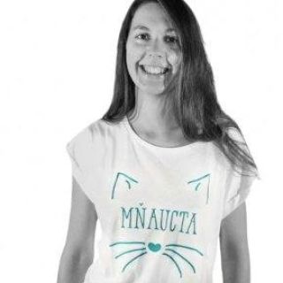 🐾 Tričko, které mluví za tebe. 🐱 MŇAUCTA Originální kočičí design vznikl exkluzivně pro LEHÁRKO a je z certifikované...