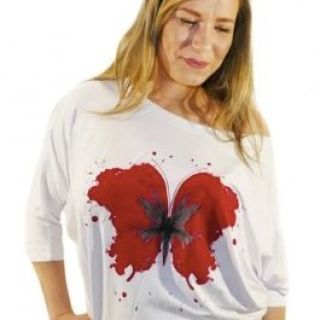 🦋 Jemné, pohodlné a krásně ženské — přesně takové je naše dámské tričko s netopýřími rukávy a originálním motivem motýla....